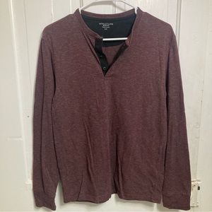 Men’s Structure maroon long sleeve tee with button neck size small